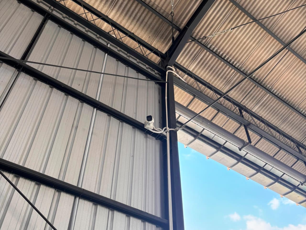 Kamera CCTV terpasang di rangka atap gudang
