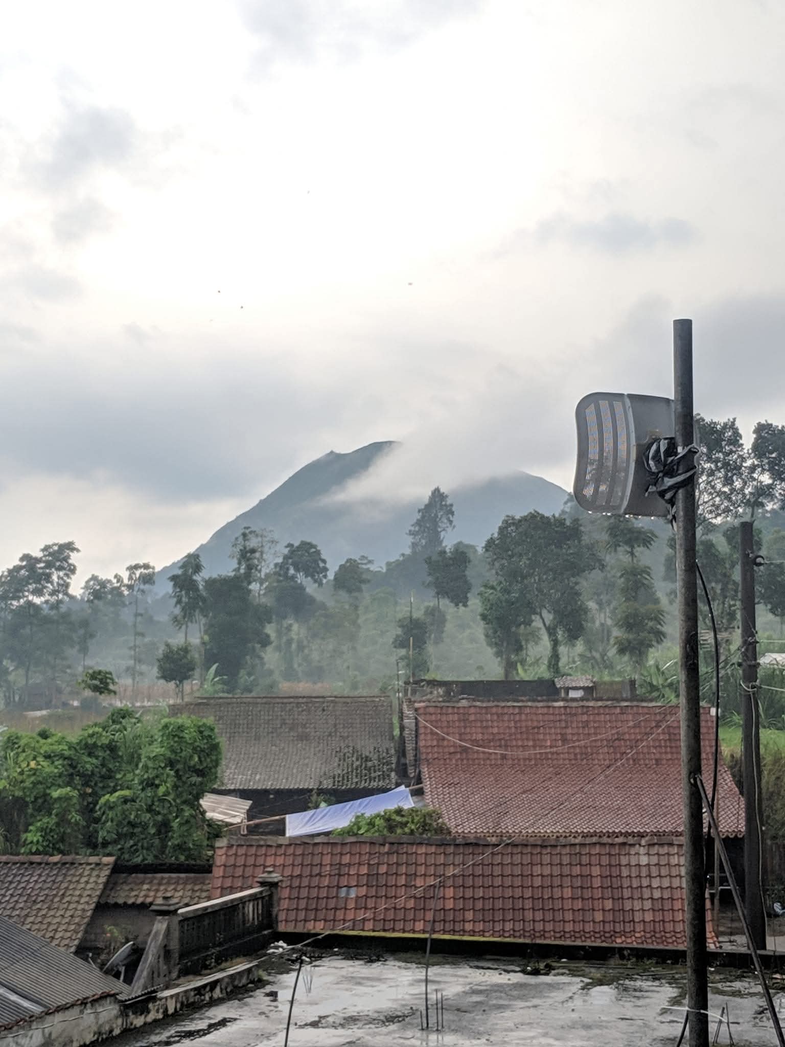 Pemasangan perangkat radio wireless outdoor